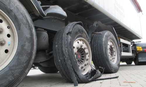 LKW mit Reifenschaden auf der B 82. Foto: Polizei

