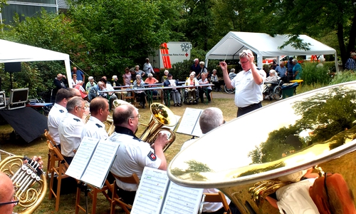 Auftritt des Polizeiorchesters Niedersachsen beim Sommerfest des DRK-Seniorenzentrums Edemissen im Ortsteil Oelheim. Foto: DRK Peine