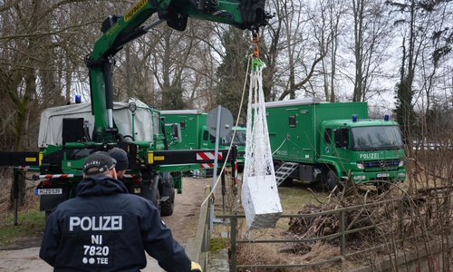 Die Tresore wurden aus der Innerste geborgen. Fotos: Polizeiinspektionen Hameln-Pyrmont/Holzminden