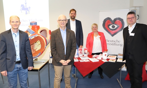 Informierten zum Thema Plötzlicher Herztod: (von links) Oberarzt Dr. Christian Gubbe, Chefarzt Prof. Dr. Dirk Hausmann, Oberarzt Niklas Littmann sowie Regine Gaul und Dietmar Scholz von der Deutschen Herzstiftung. Fotos (2): Städtisches Klinikum Wolfenbüttel