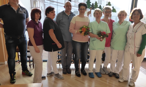 Die beiden frisch gebackenen Altenpflegerinnen im Kreise ihrer Kollegen der Seniorenbetreuung Schloß Schliestedt: 5. v. li. exam. Altenpflegerin Susanne Krüger, 6. v. li. exam. Altenpflegerin Sandra Lange, 4. v. li. PDL Sozialstation Michael Voges, außen re. PDL stationär Bärbel Dietrich. Foto: Sabine Resch-Hoppstock