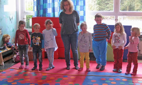 Die Moderatorin, Anja Stahl, von der Kreisverkehrswacht Helmstedt mit den Maxis des Kindergartens Rieseberg bei der Vorbereitung eines Bewegungsspiels zur Konzentration und Rücksichtnahme. Foto: Achim Klaffehn