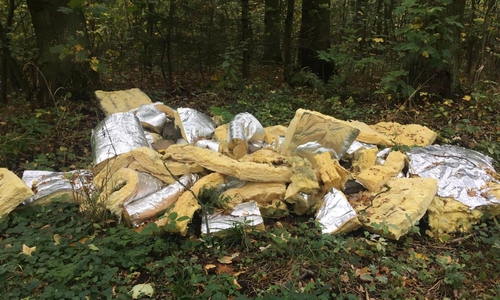 Die illegal entsorgte Dämmwolle. Foto: Polizei
