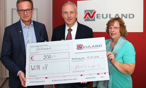 Hans-Dieter Brand übergibt die Spende an Joachim Harms und Rita Rummrich von WIN e.V. Foto: Neuland