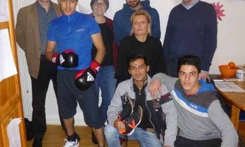 Mit Boxhandschuhen und neuen Fußballschuhen – die Bewohner der Unterkunft für minderjährige Flüchtlinge und Mitarbeiter des DRK bedanken sich bei den Vertretern der Christusgemeinde für die Spende . Foto: Privat