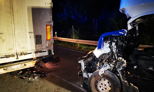 Während der Kleintransporter beim Zusammenprall schwer beschädigt wurde, ist am beteiligten LKW kaum ein Schaden zu erkennen. Fotos und Video: Aktuell24 (DC)