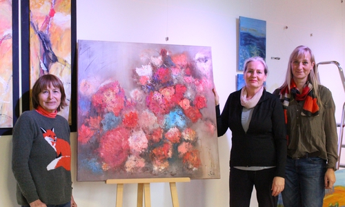 Sophie Weber-Schülin, Susanne Loss und Walburga Schmidt bei der neuen Ausstellung im SchmidtTerminal. Foto: Max Förster