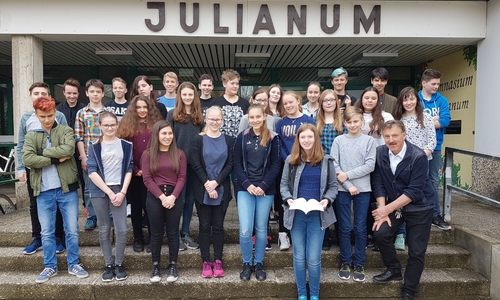 Passend zum Welttag des Buches lesen Schülerinnen und Schüler der Klasse 8 CSL des Gymnasiums Julianum am 23. April in der Stadtbücherei. Foto: Stadt Helmstedt