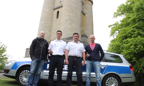 Mathias Stieler, Martin Hartmann, Frank Oppermann und Tobias Isensee am Bismarcktum in Wittmar. Dort dürfen an diesem Vatertag keine Glasflaschen benutzt werden. Fotos: Anke Donner