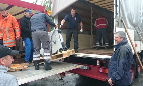 Kräfte von Feuerwehr, DRK und Kommunen beim Aus- und Verladen der Bautrocknungsgeräte. Foto: Volker Junge / Feuerwehr Goslar