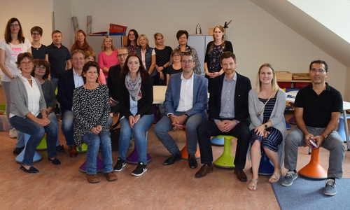 Die Lehrerinnen und Lehrer der Goetheschule sind zufrieden mit dem neuen Ganztagsraum. Das freut auch Oberbürgermeister Dr. Oliver Junk, Projektleiter Oliver Heinrich, Architekt Armin Meyer-Herbig sowie Sven Busse und Joana Fricke vom Fachdienst Bildung und Soziales.Fotos Stadt Goslar