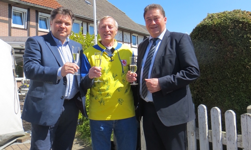 Der stellvertretende Landrat Uwe Schäfer (li.) und Uwe Lagosky (MdB) gratulierten "Konni" Gramatte, im Eintracht-Trikot, zu dessen 70. Geburtstag. Foto: privat