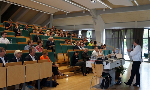Prof. Dr. Ina Schiering begrüßt die Teilnehmer der Statuskonferenz an der Ostfalia. Foto: Ostfalia