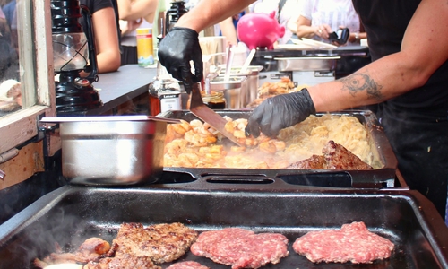 Auf dem Streetfood-Festival wird den Gästen wieder einiges geboten. Foto: Archiv