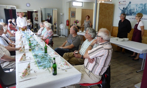 Wolfenbütteler AWO-OV-Vorsitzender Hans-Joachim Kröger bei den Eröffnungsworten zum Spargelessen. Seitlich stehend Hannelore Schweigel sowie das Cateringteam Gent. Foto: AWO