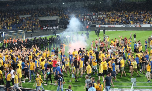Nach dem verlorenen Relegationsspiel im Mai stürmten Eintrachtfans das Spielfeld. Foto: Archiv/Hübner