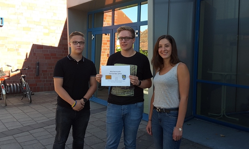 Die Azubis der Gemeinde Max-Jonas Piehl, Tim Frickmann und Jehona Behrami haben sich um den Wochenmarkt gekümmert. Foto: Gemeinde Lehre