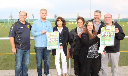 Die Freiwilligenagentur und der BSV Germania laden zum ersten inklusiven Fußballturnier ein. Von links: Henrik Föhring (Jugendleiter BSV), Jan Sturm (Stadt Wolfenbüttel), Iris Kohlrusch und Martina Heike (Ehrenamtliche), Tanja Deimling (Sparda Bank), Uli Heike (Ehrenamtlicher) und Oliver Ding (Freiwilligenagentur) Foto: Max Förster