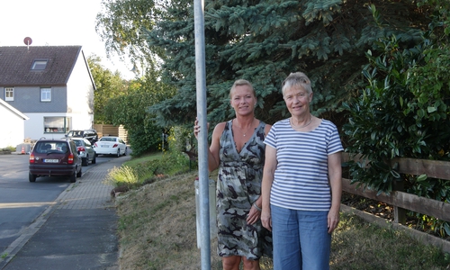 Bürgermeisterin Dunja Kreiser und Christiane Wagner-Judith freuen sich über die aufgestellten 30-km-Schilder in Gilzum.
Foto: Heiko Judith