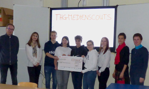Melina und Michelle Neumann (2. v. links, 3. von rechts) überreichten den Scheck an die Mediensouts des THG. Foto: THG