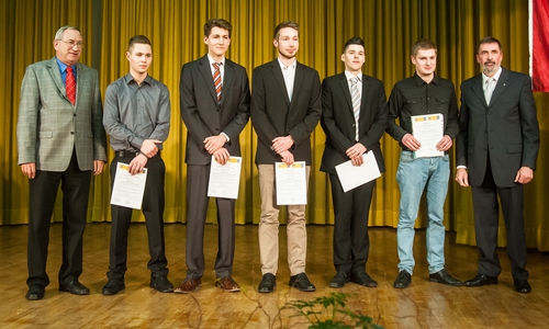 Peter Priebe, Präsident des Lions Clubs, Daniel Schröter (Rudolf & Sohn GmbH Fahrzeug- und Maschinenbau), Maximilian Adler (Plagemann &  Sohn GmbH), Lukas Geisler (Daume GmbH), Luca Bosse (Wuttke & Sohn GmbH) und Felix Niedzwiedz (VW Gerhard Mrozek und Söhne), Oberstudiendirektor Peter Walte. Foto: Privat
