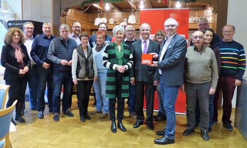 Die SPD Kreistagsfraktion mit ihren Gästen im Harzer Wald- und Sporthotel Festenburg (v. l.): Susanne Fahlbusch, Bernfried Keye, Oliver Ganzauer, Reinhard Deitmar, stv. Landrat Julian Märtens, Ruth Naumann, Sabine Resch-Hoppstock, Lennie Meyn, Landrätin Christiana Steinbrügge, Michael Hausmann, Joachim Eichenlaub, Landrat Thomas Brych, Katrin Brandes, Fraktionsvorsitzender Falk Hensel, Bruno Polzin, Michael Sandte, Janna Münch und Harald Koch. Foto: SPD