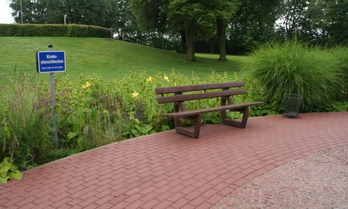 Am Kinderplanschbecken stehen nun zwei neue Sitzbänke. Foto: Diethelm Krause-Hotopp