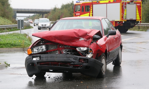 Beim Zusammenstoß wurden drei Personen verletzt. Fotos: R. Karliczek