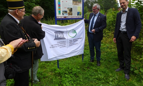 Klaus Moldenhawer von der Bergwerk- und Wanderführergruppe Ilfeld/Wiegersdorf, Dr. Klaus George, Stefan Nüßle und Bürgermeister Stefan Klante (v. l.) bei der Enthüllung der neuen Tafel an der Langen Wand. Foto: Reuter/RVH