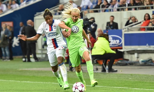 Olympique Lyon und der VfL Wolfsburg lieferten sich einen harten Kampf um den Einzug in das Champions League Halbfinale. Hier: Kadeisha Buchanan gegen Pernille Harder. Foto: Imago/PanoramiC