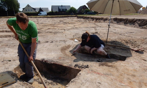Ausgrabung Calberlah. Verfärbungen werden im Profil untersucht. Foto: Ingo Eichfeld
