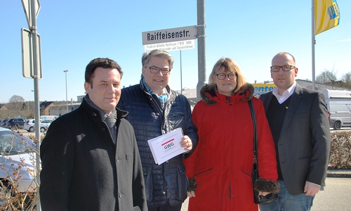 Gifhorns Bürgermeister Matthias Nerlich, GWG-Chef Andreas Otto, Vorstandsmitglied der NaturEnergieRegionGifhorn eG Nicole Wockenfuß und Dirk Wede, Geschäftsführer EDKA Gamsen (v.l.n.r.). Foto: Gifhorner Wohnungsbau-Genossenschaft eG