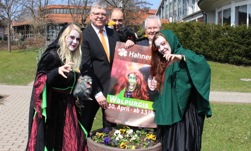 Freuen sich auf ein verhextes langes Wochenende: Die Organisations-"Hexen" Julia Thienemann (l.) und Gina Körlin (r.) mit dem Geschäftsführer der Hahnenklee tourismus marketing gmbh Mathias Derlin sowie Bernhard Dörr und Hans-Dieter Reichelt von der Volksbank Nordharz. Foto: Eva Sorembik