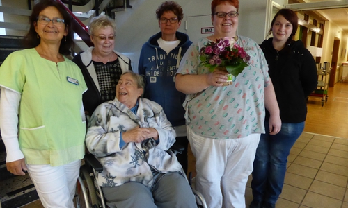 Diana Klein bei der Übergabe des Blumenpräsents. Foto: Schloß Schliestedt