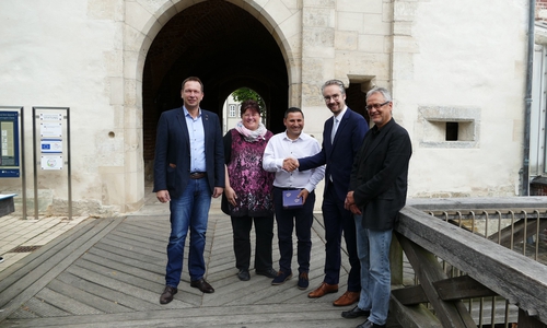 Der Erste Kreisrat des Landkreises Gifhorn, Dr. Thomas Walter (2.v.r.), gratulierte Georges Mikhail (3.v.l.) zu seinem erfolgreichen Abschluss der Straßenwärterausbildung als Jahrgangsbester. Auch Heiko Höwer (v.l.), Ellen Hoffmann und Uwe Peters vom Landkreis Gifhorn würdigten die herausragende Leistung des ehemaligen Auszubildenden. 

Foto: Landkreis Gifhorn