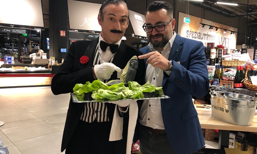 Der Comedy-Kellner serviert einen sprechenden Fisch:  Auch für den Markthallen-Geschäftsleiter Victor Botelho (rechts) ein Abend voller Überraschungen und kulinarischer Genüsse. Foto: Marc Angerstein