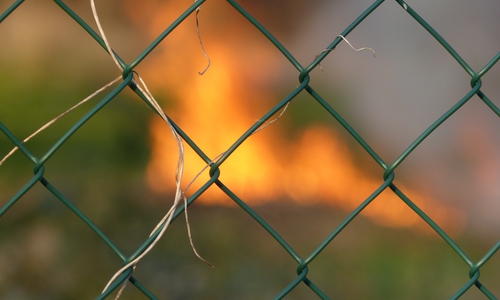 Ein Autofahrer beschädigt einen Gartenzaun und entfernt sich dann unerlaubt vom Unfallort. Symbolfoto: Pixabay