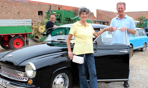 Zum Schluss der Feier „1050 Jahre Veltheim“ in Roklums Partner- und Nachbargemeinde Veltheim fand am Sonnabend und Sonntag auf dem Kirchplatz ein Dorffest statt. Am Wartburg stehen Bernd Kröger und Sybille Dziergwa aus Sickte. Foto: Privat