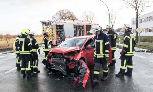 Das Auto wurde bei dem Unfall schwer beschädigt. Video/Fotos: Rudolf Karliczek