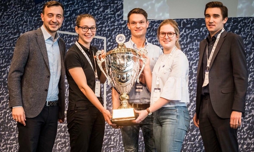 Die Übergabe des Pokals. Foto: Junge Union Landesverband Braunschweig 