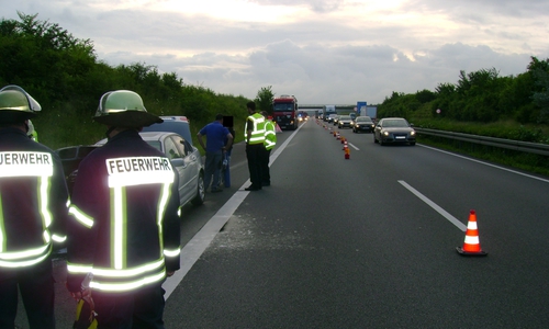 Aus ungeklärter Ursache geriet am Dienstagmorgen gegen 6.15 Uhr ein Auto auf der A39 in Brand. Foto: Andreas Opalla


