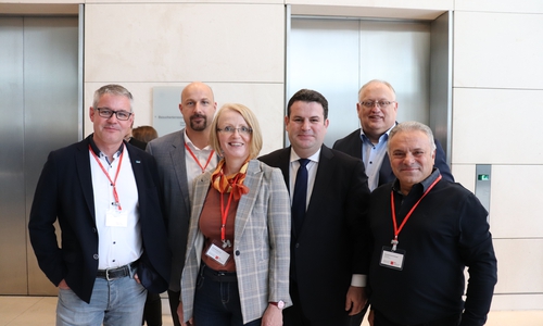 Von links: Martin Fonfara (IAV), Mark Bäcker (IAV), Antje Morgenstern (Finanzamt), Hubertus Heil, Gunter Wachholz (VW) und Franco Garippo (VW). Foto: Farisa Al Ahmad