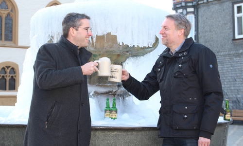 Oberbürgermeister Dr. Oliver Junk (li.) und Ingo Schrader, Marketingleiter der Einbecker Brauhaus AG, präsentierten die neuen Krüge für das 40. Goslarsche Pancket. Fotos: Alexander Dontscheff