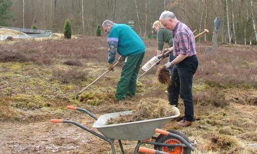 Wenn Groß und Klein zupacken, dann lassen sich auch umfangreiche Arbeiten schnell erledigen. Foto: OTTER-ZENTRUM