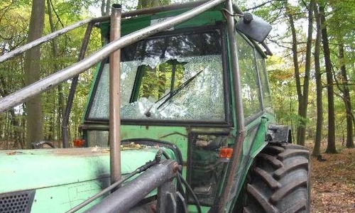 Der demolierte Ackerschlepper. Foto: Polizei