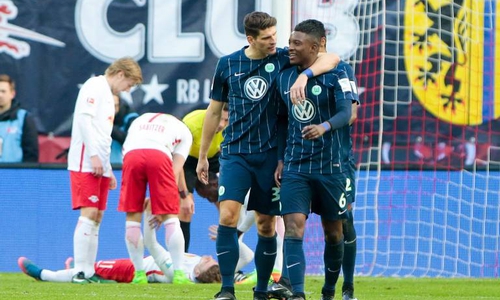 Torschütze Mario Gomez (li.) und Riechdly Bazoer feuen sich über den Treffer der "Wölfe". Foto: imago/foto2press