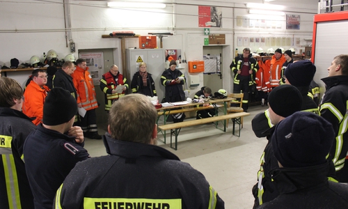 Die Feuerwehr übte. Bilder: Feuerwehr
