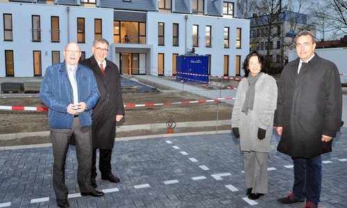 Freuen sich über die neuen Wohnheime (von links): Wolf-Rüdiger Umbach und Carola Witner-Kehl vom tiw sowie Michael Bott und Jens Segler.