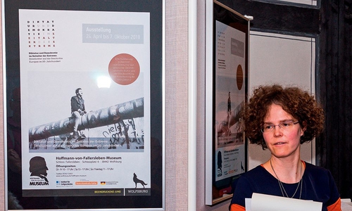 Museumsmitarbeiterin Nicole Trnka lädt zur Finissage in die Ausstellung "Diktatur und Demokratie im Zeitalter der Extreme" ins Hoffmann-von-Fallersleben-Museum ein. Foto: Hoffmann-von-Fallersleben-Museum/Peter Riewaldt