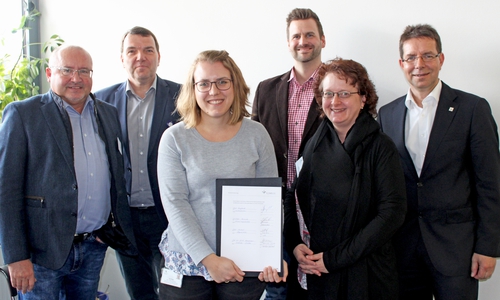 Pflegedirektor Ralf Harmel, Geschäftsführer Axel Burghardt, stellv. Personalleiterin Lisa Kröger, Verwaltungsdirektor Christian Keunecke, Projektmanagerin Susanne Hans und Auditor Steffen Kühn bei der Übergabe des Zertifikats. Foto: Städtisches Klinikum